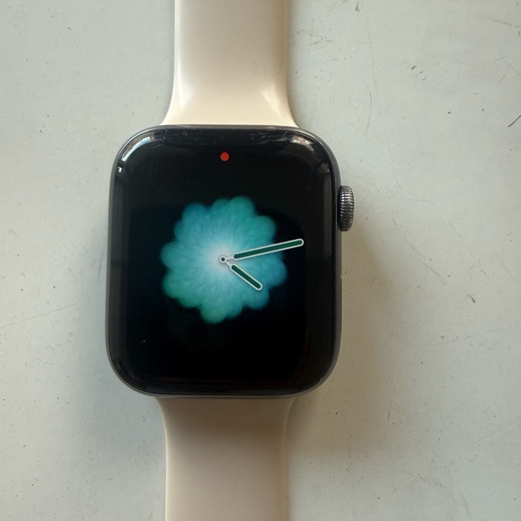 Apple Watch Series 4 44mm with beige bracelet and charger in Good condition
